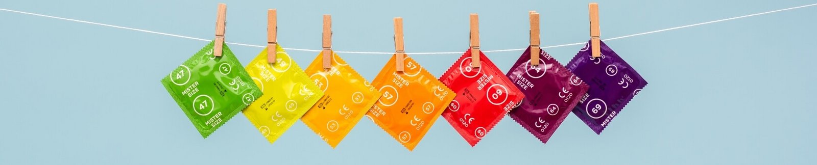7 kondomů Mister Size na prádelní šňůře