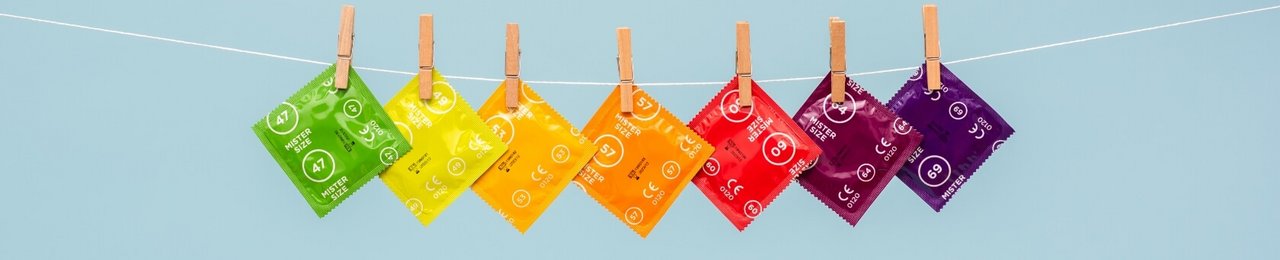 7 kondomů Mister Size na prádelní šňůře