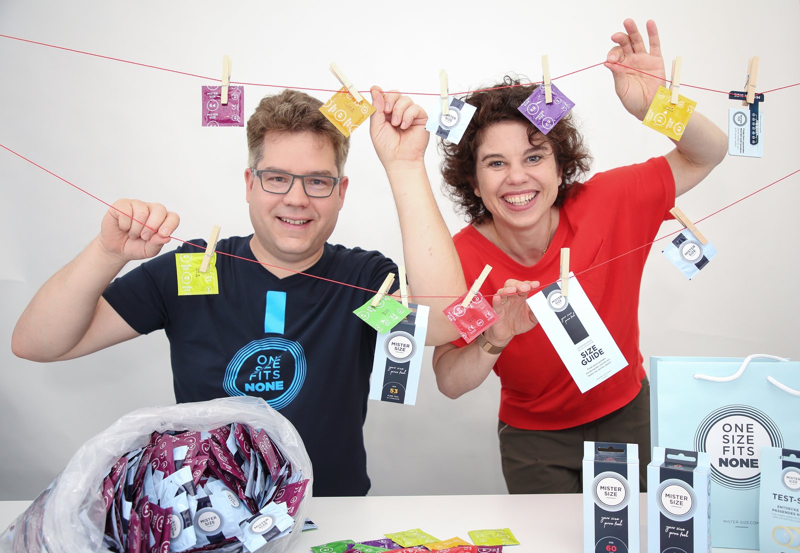 Jan a Eva Krauseovi, jednatelé společnosti Vinergy GmbH, s kondomy Mister Size