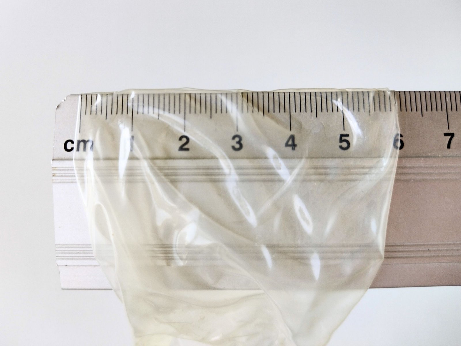 Jmenovitá šířka kondomu měřená pravítkem